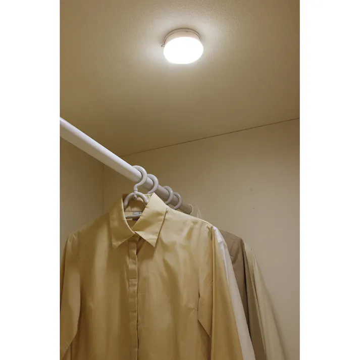 アイリスオーヤマ 乾電池式LEDセンサーライト マルチタイプ 電球色 BSL40ML-WV2 ホワイト 廊下 階段 屋内センサーライト 4967576431248【別送品】