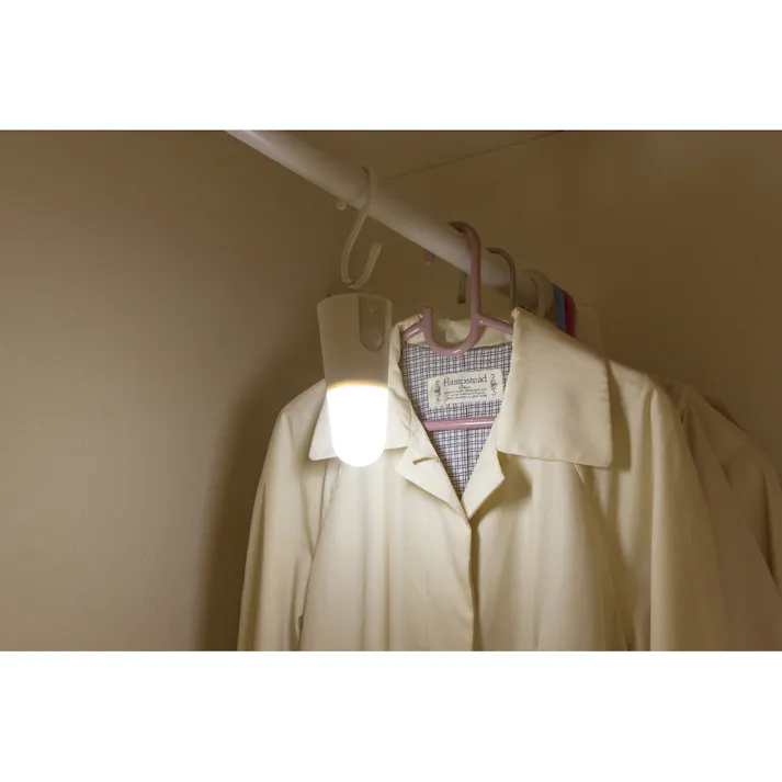 アイリスオーヤマ 乾電池式LEDセンサーライト スタンドタイプ 電球色 BSL40SL-WV2 ホワイト 廊下 階段 屋内センサーライト 4967576431255【別送品】