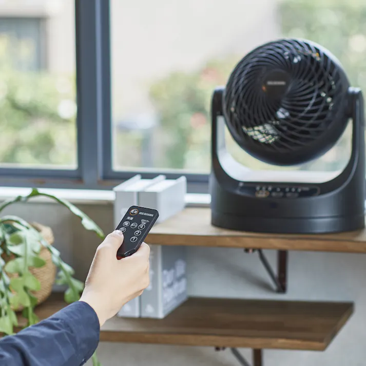 アイリスオーヤマ サーキュレーター 8畳 リモコン首振り マカロン型 PCF-MKC15-B ブラック 循環 空気 サーキュレーター 4967576470216【別送品】