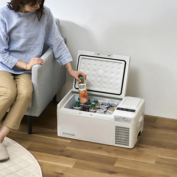 アイリスオーヤマ 充電式ポータブル冷蔵冷凍庫15L IPD-B2A-W ホワイト 冷蔵庫 コンパクト 充電 車 持ち運び 4967576673266【別送品】