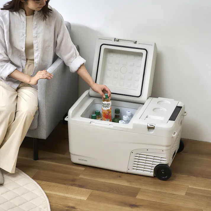 アイリスオーヤマ 充電式ポータブル冷温庫26L IPDW-B3A-W ホワイト 冷蔵庫 コンパクト 充電 車 持ち運び 4967576673273【別送品】