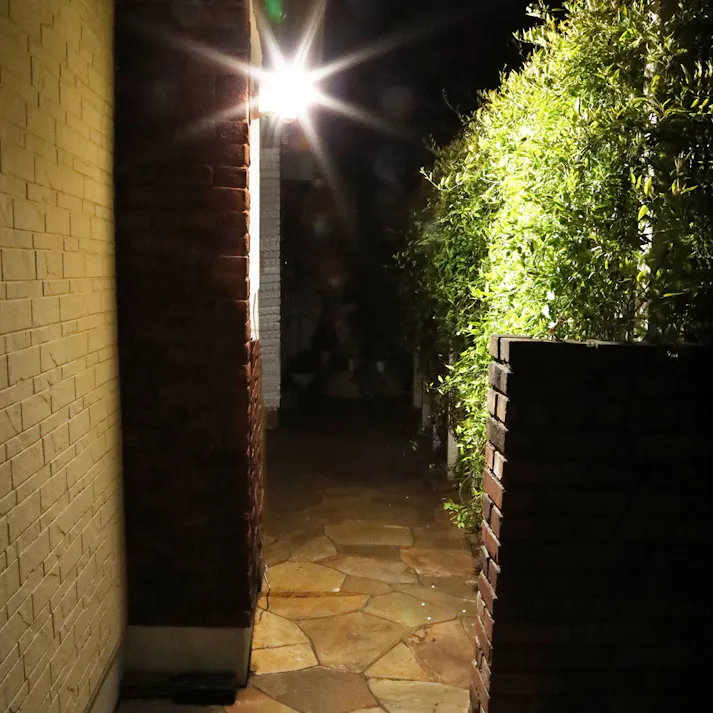 アイリスオーヤマ ソーラー式 LED 防犯 センサーライト パールホワイト 400lm LSL-SBSN-400【別送品】