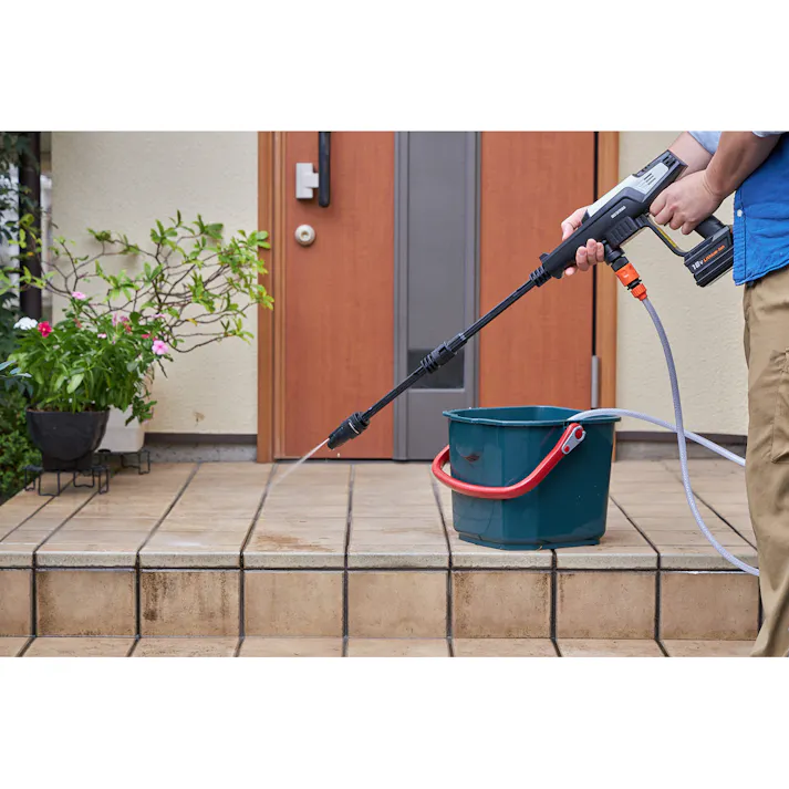 アイリスオーヤマ 充電式ハンディウォッシャー ホワイト 884×82×243mm JHW-201 コードレス 洗車 外壁掃除【別送品】