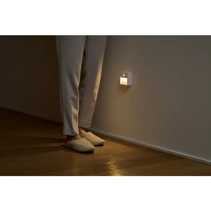 アイリスオーヤマ 乾電池式LEDセンサーライト 下方発光タイプ BSL-MS1 玄関 寝室 間接光 4967576706711【別送品】