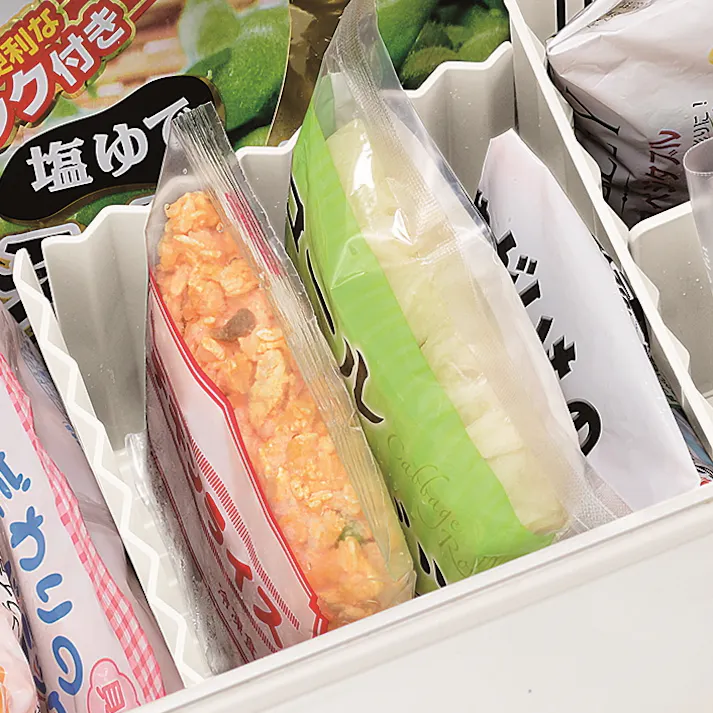 パール金属 スキット 冷凍庫用仕切り板 4枚組 HB-6950 日本製 冷凍庫 収納 仕切り 仕切り板 ブックエンド型 半透明 クリア 整理 整頓 キッチン 台所 収納用品 キッチン収納 冷凍食品 便利 4549308569506【別送品】