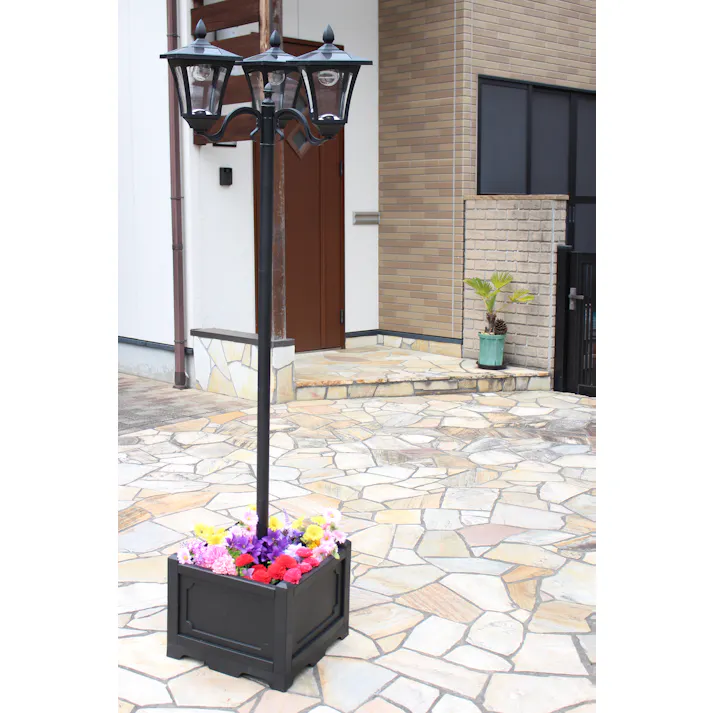 タック Living Out ペグいらずのおしゃれなソーラー街灯。豪華な3灯タイプ TAN-793-3 ペグいらずなので、設置ラクラクの鉢付き街灯。鉢に花を植えて頂く事でお庭を豪華に彩ります。ソーラータイプなのでお手軽。 4589792852258【別送品】