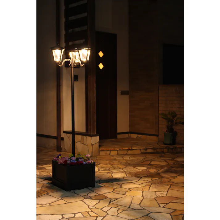 タック Living Out ペグいらずのおしゃれなソーラー街灯。豪華な3灯タイプ TAN-793-3 ペグいらずなので、設置ラクラクの鉢付き街灯。鉢に花を植えて頂く事でお庭を豪華に彩ります。ソーラータイプなのでお手軽。 4589792852258【別送品】