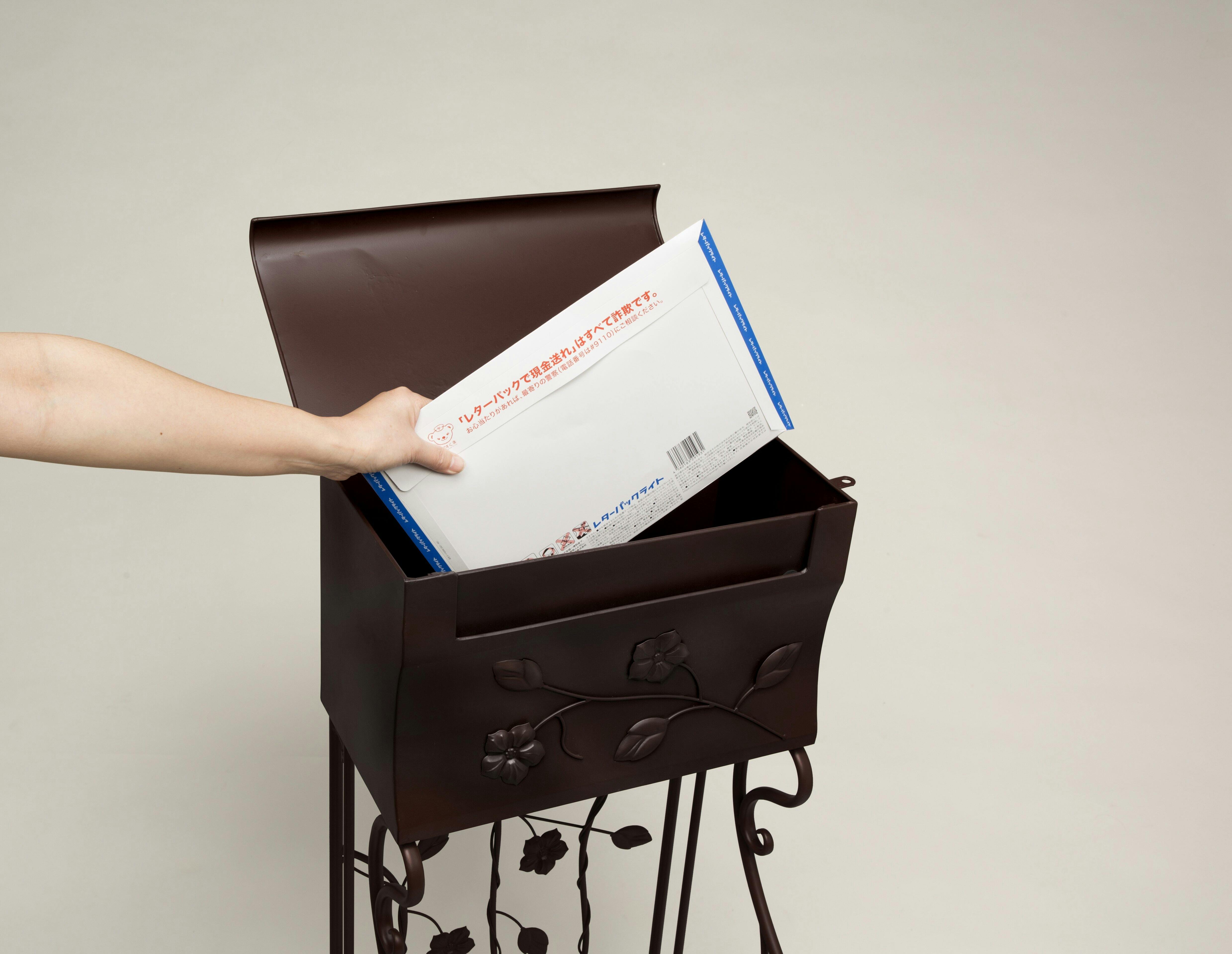 Living Out フラワーレリーフスタンドポスト・ダークブラウン